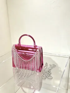Wunderschöne rosa Acryl Box Handtasche Detail mit glitzernden Strass Fransen und Kette.