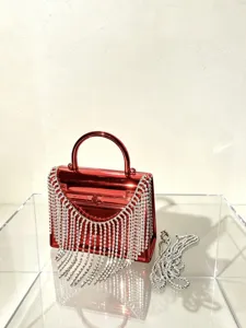 Rote Acryl Box Handtasche mit glitzernden Strass Fransen, Henkel und Kette für elegante Partys.