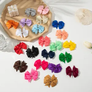 Vue détaillée montrant des nœuds papillon colorés de 3 pouces en ruban gros-grain pour enfants.