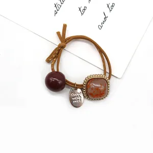 Chouchou style coréen ins chic avec élastique marron, perle ronde et pendentif en métal.