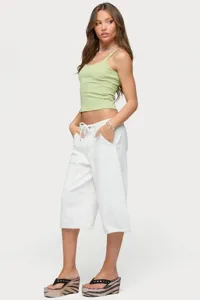 Pantaloncini cargo da donna casual con coulisse, abbinati a canotta verde e sandali con zeppa.