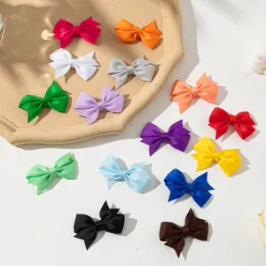 Nahaufnahme von bunten Ripsband Haarschleifen Detail, süße Entenschnabel Haarklammern Kinder.