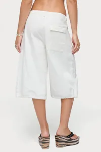 Dettaglio di pantaloni cargo bianchi casual da donna, vestibilità comoda con tasche.
