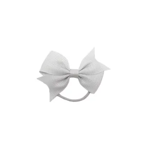 Gros plan sur le nœud papillon en ruban gris, idéal pour les enfants et coiffures mignonnes.