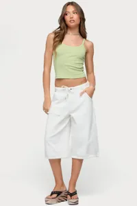 Vista dettagliata di pantaloncini cargo bianchi casual con vestibilità comoda.