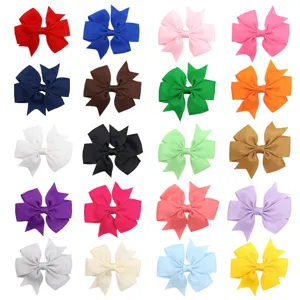 Gros plan de nœuds pour cheveux en ruban gros-grain uni de 3 pouces aux couleurs vives.