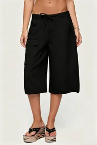 Primo piano dei pantaloncini cargo neri con coulisse in vita e dettaglio della tasca laterale pratica.