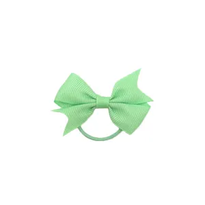 Élastique à cheveux nœud en ruban gros-grain vert clair, style queue d'hirondelle pour enfants.