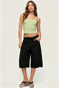 Dettaglio ravvicinato dei pantaloncini cargo casual con coulisse in vita per lo stile estivo.
