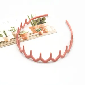 Details of pink wavy teeth non-slip frosted hairband, perfect for daily makeup and face wash.