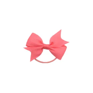 Chouchou noeud papillon en ruban gros-grain rose avec design queue d'aronde pour enfants.