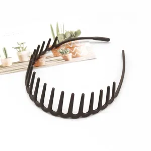 Dunkelbraunes Kunststoff Haargriff Haarband mit Wellendesign, ideal für Gesicht waschen Alltag.