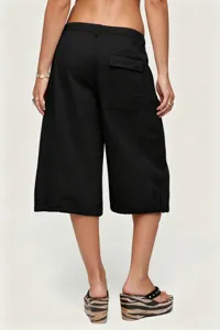 Vista dettagliata dei pantaloni cargo neri da donna con vestibilità comoda e coulisse.