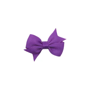 Detailansicht einer violetten Ripsband Haarschleife, perfekt für das tägliche Styling.