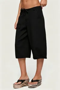 Vista dettagliata pantaloncini cargo neri, vita con coulisse casual, vestibilità estiva comoda.