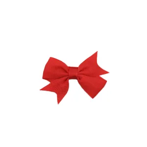 Rotes Ripsband Schleife Haarklamm Detail Nahaufnahme, süßes Kinder Haarschmuck.