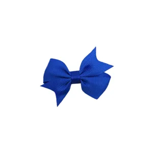 Blauer Ripsband Schleife Schwalbenschwanz Haarklammer Detailaufnahme, süßes Haaraccessoire.