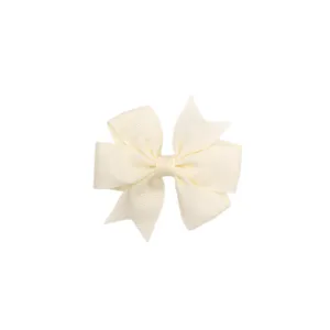 Détail en gros plan du nœud papillon en ruban gros-gros blanc cassé pour cheveux.