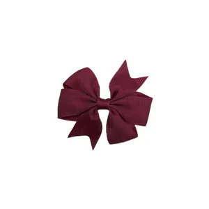 Gros plan détaillé du nœud pour cheveux en ruban gros-grain bordeaux uni de 3 pouces.