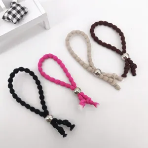 Juego de cuatro coleteros trenzados de colores con cuentas de metal, ideales para coletas.