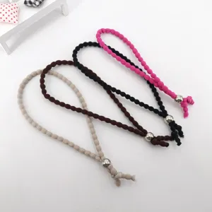 Coletero rizado ajustable con detalle de cuenta de metálica, elegante y práctico para uso diario.