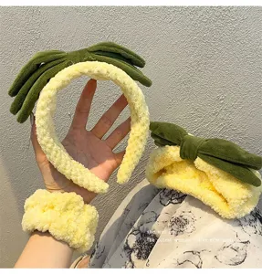 Niedliches gelbes Ananas Plüsch Stirnband und Armbänder Set Detail für Gesichtswäsche.