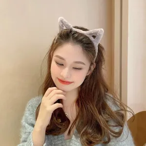 Vue détaillée d'un serre-tête oreilles de chat gris moelleux, joli accessoire doux.