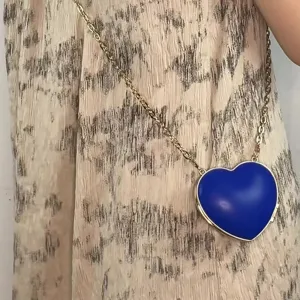 Blaue herzförmige Umhängetasche, Mini PU Leder Abendtasche Schultertasche mit Goldkette.