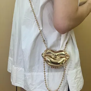 Goldene metallische Lippenform Mini Umhängetasche mit Perlenkettenriemen für Damen Mode