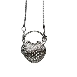 Silberner Strass Herz Mini Tasche Halskette Anhänger glänzender Kristall hohle Kette.