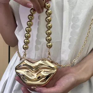 Goldene metallische lippenform abendtasche mit perlenhenkel und kette schicke minitasche