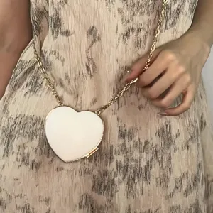 Herzförmige Umhängetasche für Damen, süße PU Leder Abendtasche mit eleganter goldener Kette.