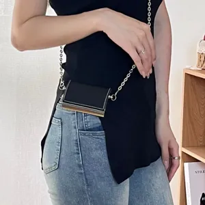 Mini sac bandoulière noir en cuir pour cartes avec chaîne argentée et détail en métal élégant.