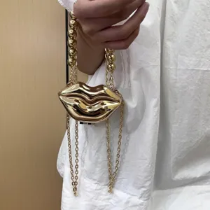 Goldene lippenförmige Mini-Umhängetasche, schicke Perlenkettengriff Modetasche Detailansicht.