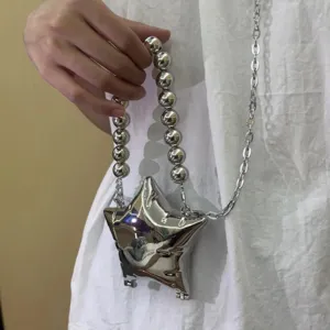 Silberne metallische Stern-Umhaengetasche mit Perlen-Griff und Kette fuer Damen