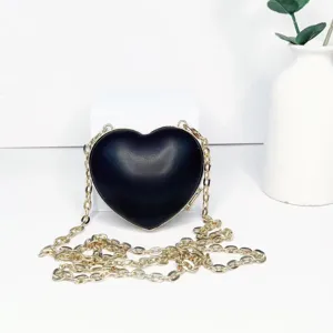 Detailaufnahme der schwarzen herzförmigen PU-Leder-Minidamentasche mit goldener Kette.