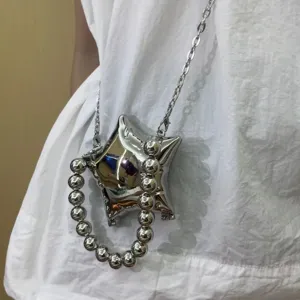Silberne metallische Stern Handtasche mit dekorativem Perlen Griff und Kette Detail.