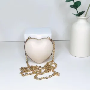 Schicke herzförmige Mini-Umhängetasche aus PU-Leder mit Goldkette für elegante Partys.