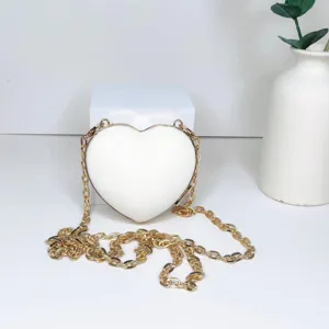 Herzförmige weiße PU Umhängetasche mit goldener Kette für Abendpartys und den täglichen Gebrauch.