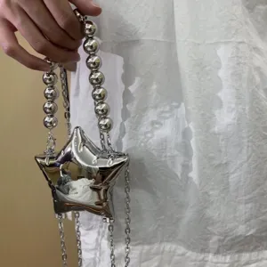 Silberne metallische Stern Umhängetasche mit Kugelgriff und Kette für Damen Mode.