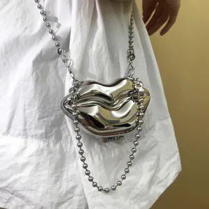 Metallische lippenförmige Mini-Umhängetasche mit Perlenkettenriemen für Damen.