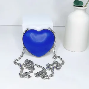 Detailansicht der stilvollen blauen Herz-PU-Leder-Umhängetasche mit silberner Kette.