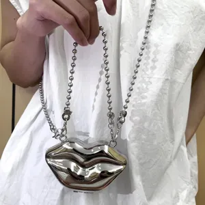 Detailansicht der silbernen Metallic Lippen Form Mini Umhängetasche mit Kugelkettenriemen.