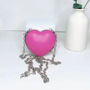 Rosa herzförmige Umhängetasche Mini Abendtasche PU Leder Clutch mit silberner Kette.