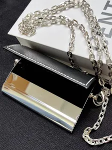 Mini sac bandouliere porte-carte en metal, sac a chaine argent a la mode pour femmes.