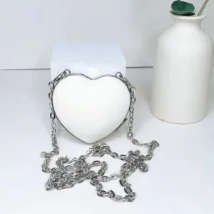 Weiße PU Herz Form Umhängetasche mit dicker Metallkette, süße Mini-Abendtasche.