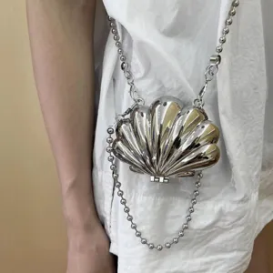 Silberne metallische Muschel Umhängetasche mit Perlenkette stilvolle Mini Abendhandtasche Damen.
