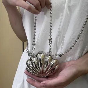 Metallische silberne muschelförmige Mini Umhängetasche Detailansicht mit Metallkette.