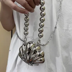 Silberne metallische Muschel Umhängetasche mit klobigem Kugelgriff und Kettenriemen Mini