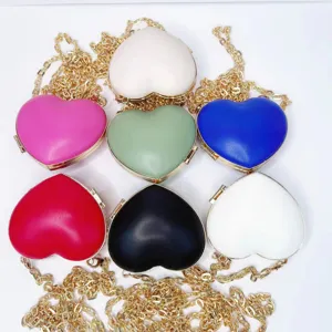 Herzförmige Mini Umhängetasche aus PU mit goldener Kette, süße Abendtasche für Damen.